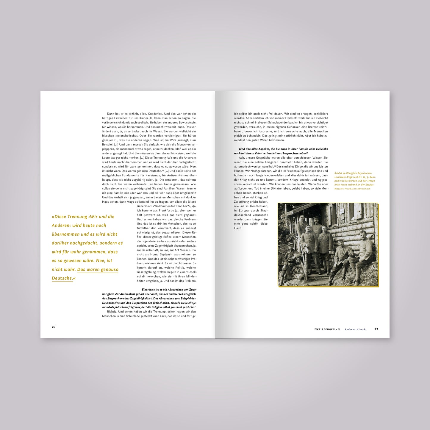 Aufgeschlagenes Magazin: Fließtext und schwarz weiß Foto von Männern vor einer Holzhütte.