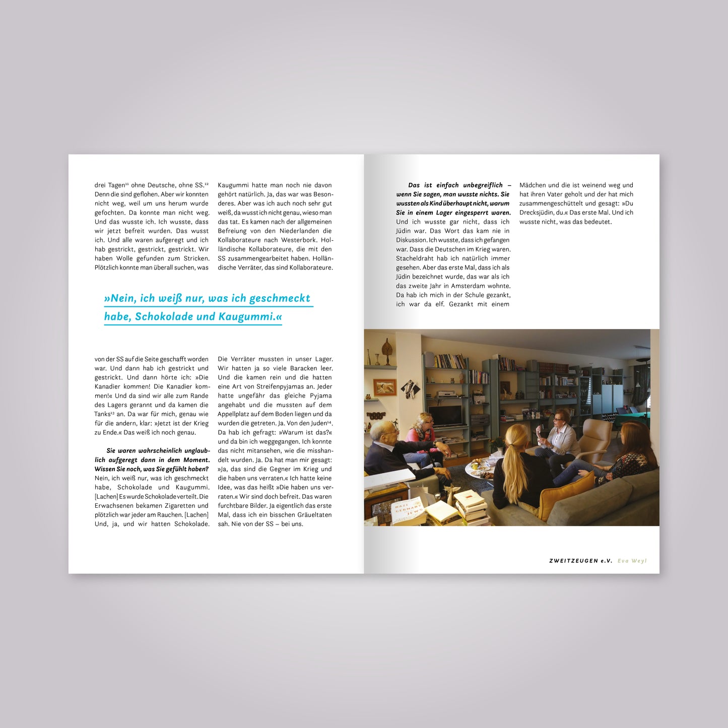 Aufgeschlagenes Magazin: Fließtext und Foto mit Menschen im Gespräch.