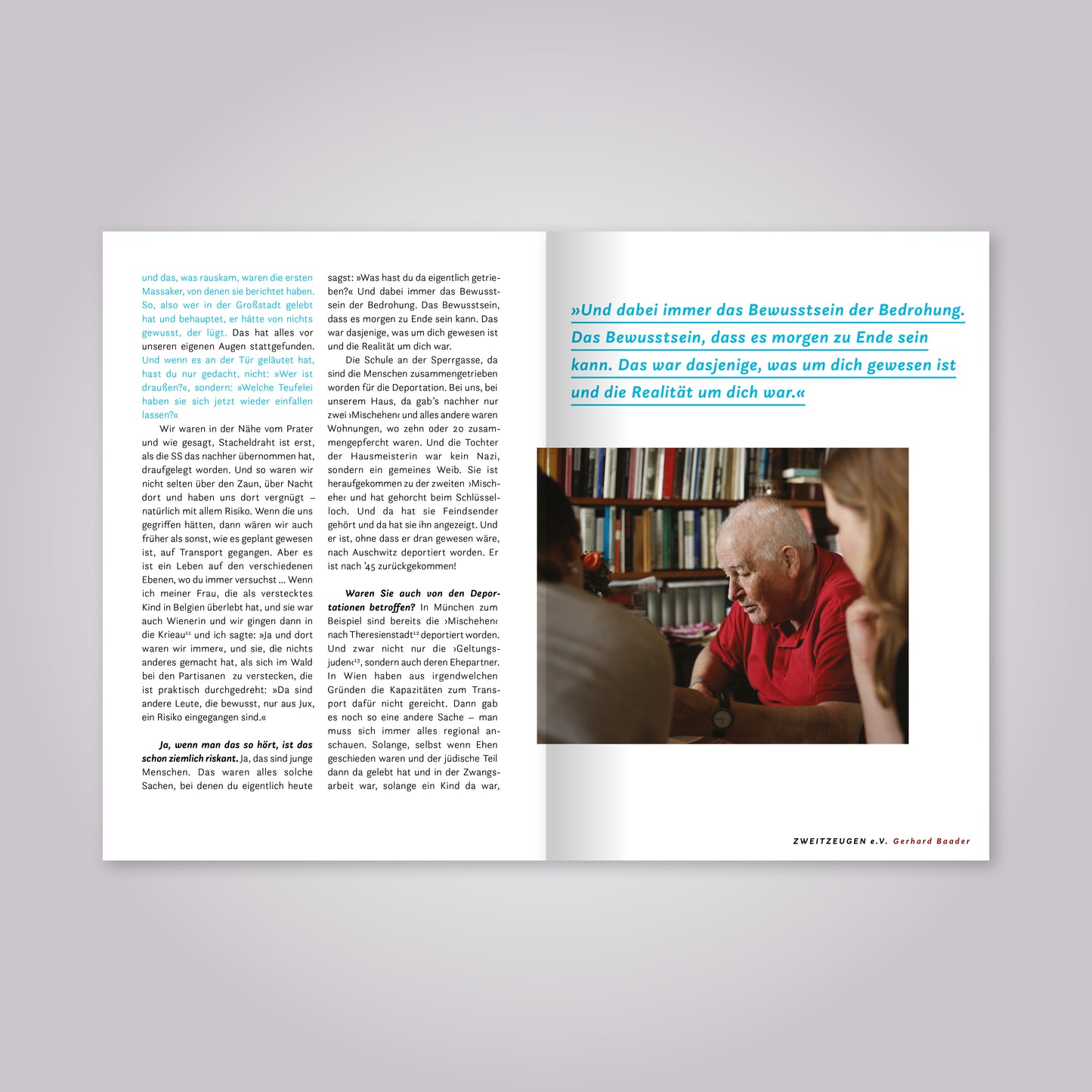 Aufgeschlagenes Magazin: Fließtext und Foto von Menschen im Gespräch.