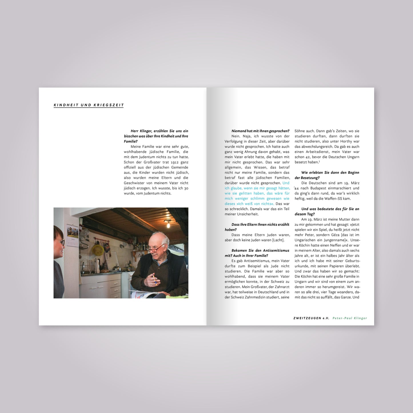 Aufgeschlagenes Magazin: Fließtext und ein alter Mann mit einer Brille auf der Nase. Er spricht mit einer jungen Frau.