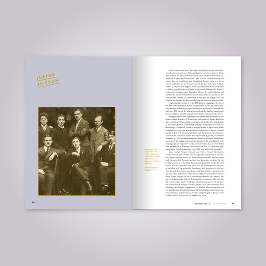 Aufgeschlagenes Magazin: Fließtext und schwarz weiß Foto von einer Männergruppe.