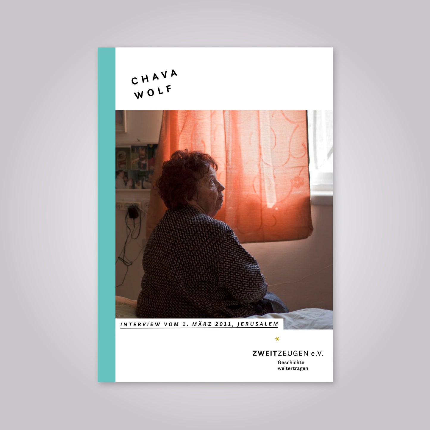 Magazin-Cover: seitliche Sicht auf alte Frau mit kurzen roten Locken, die auf einem Bett sitzt.