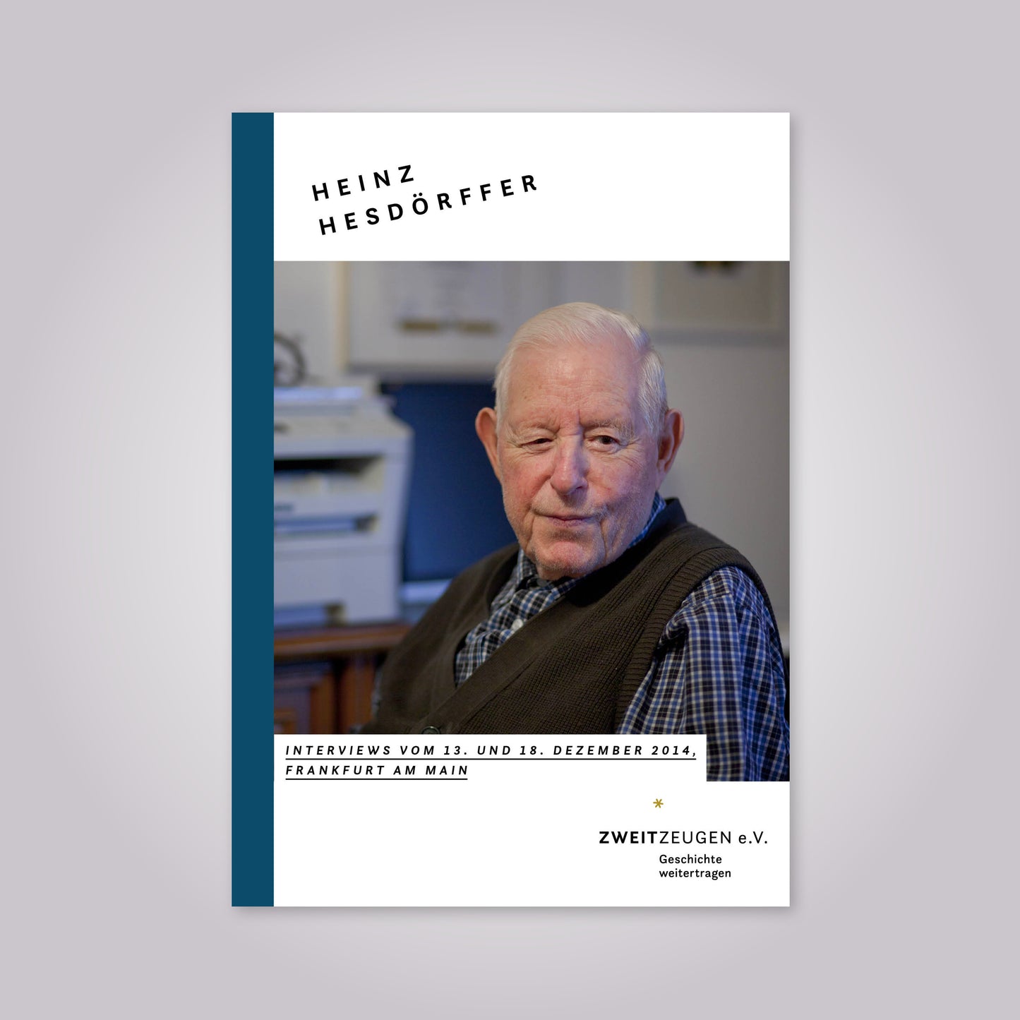 Magazin-Cover: alter Mann mit kurzen weißen Haaren trägt ein kariertes Hemd und eine braune Strickweste.