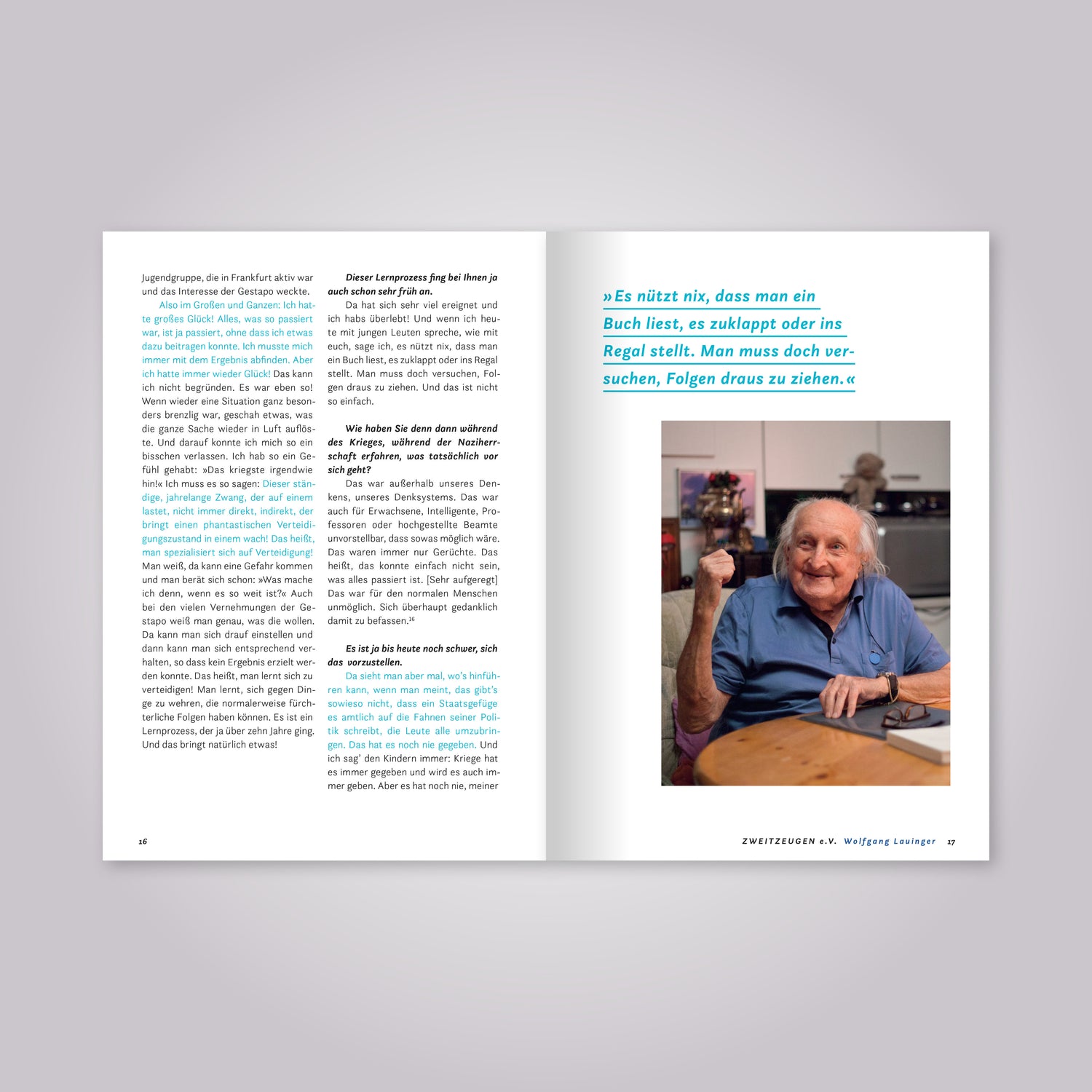 Aufgeschlagenes Magazin: Fließtext und Foto von altem Mann der lächelt.