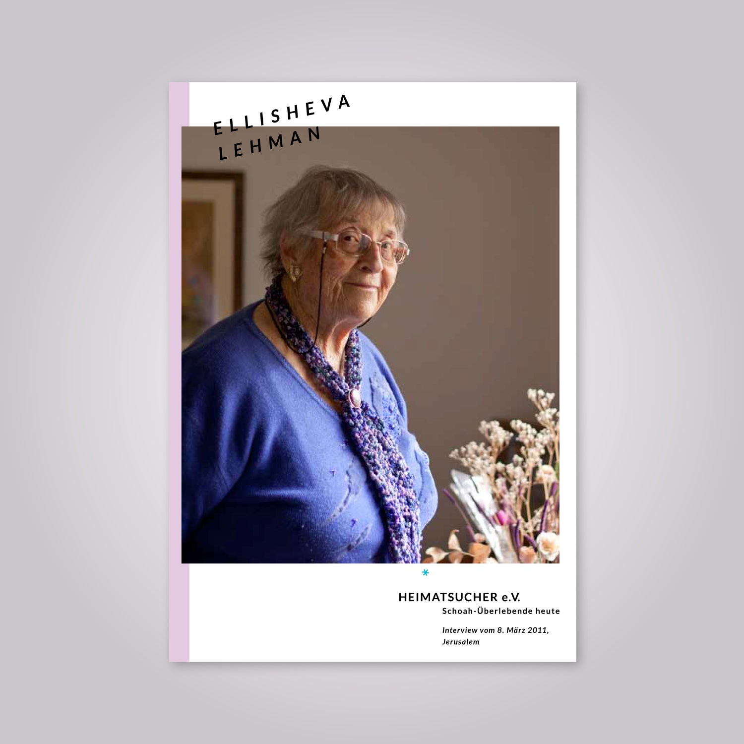 Magazin-Cover: Eine alte Frau mit grauen Haaren und Brille trägt einen blauen Pullover.