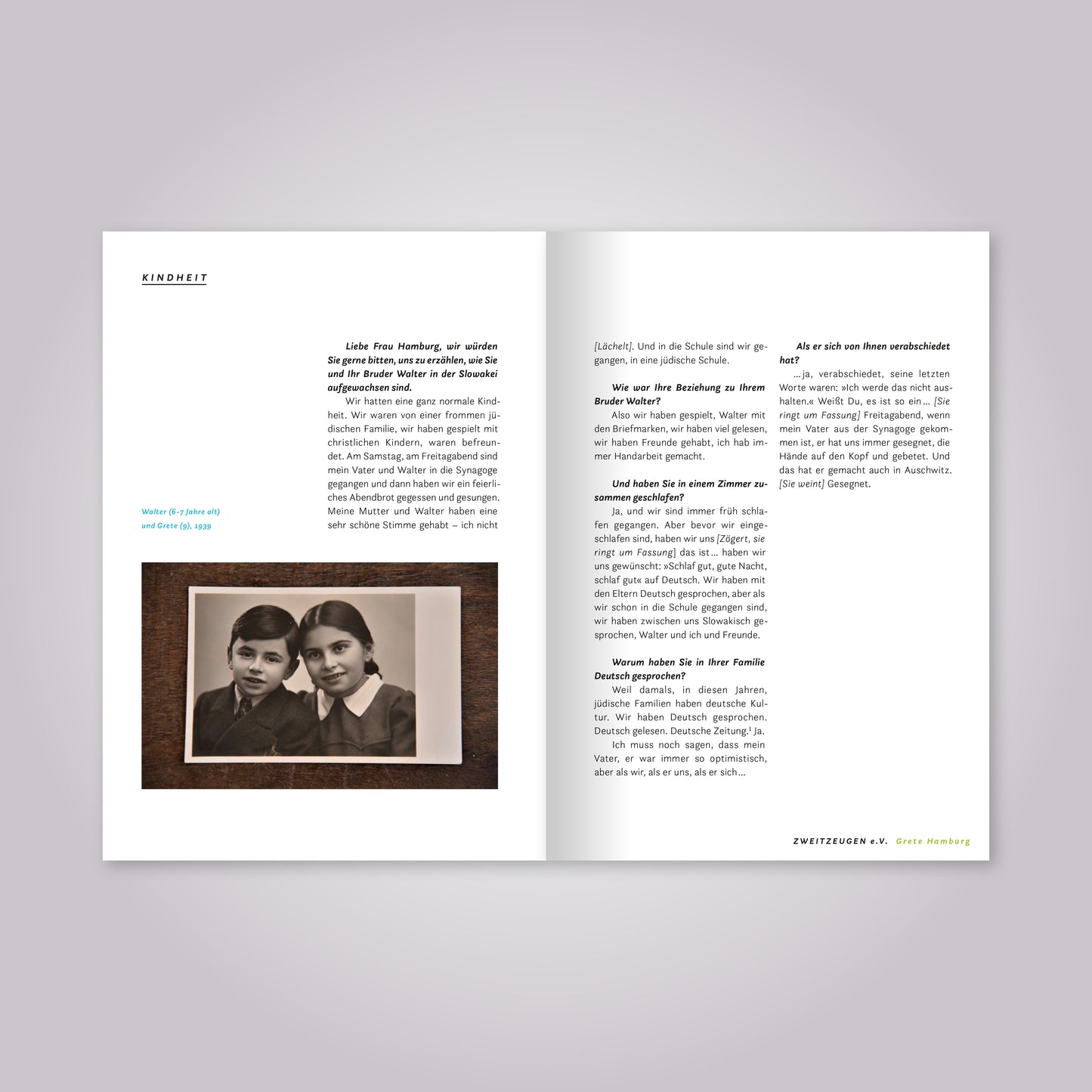 Aufgeschlagenes Heft: Fließtext und schwarz-weiß Foto von zwei Kindern.