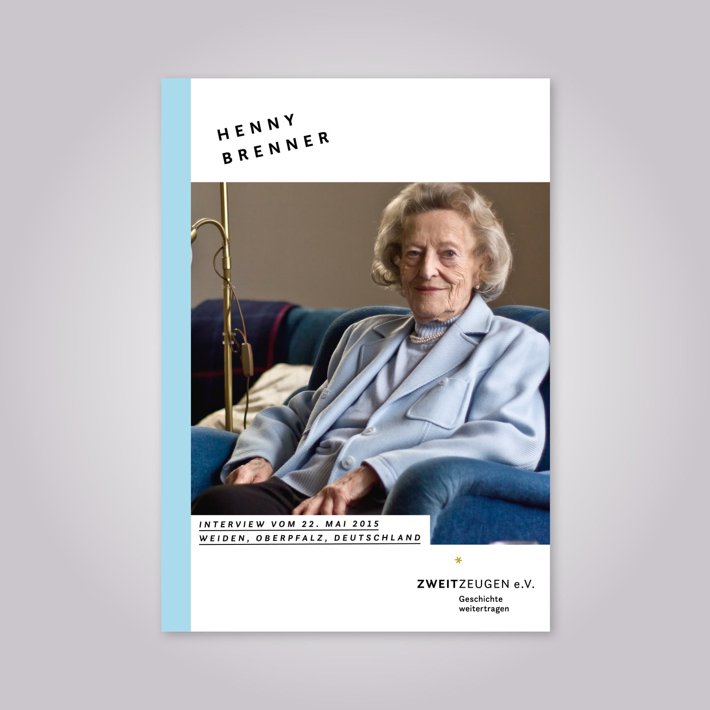 Magazin-Cover: alte Frau mit grauen Haaren sitzt in einem blauen Sessel und trägt eine Perlenkette und ein hellblaues Jackett.