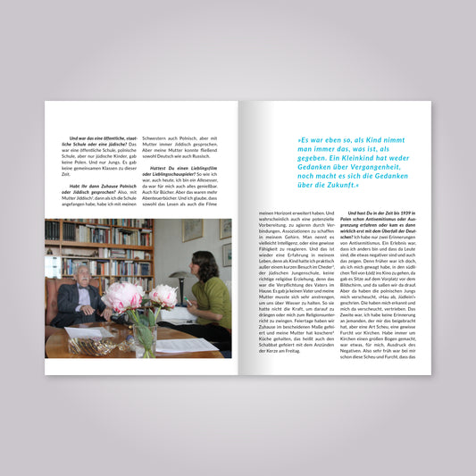 Aufgeschlagenes Heft: Fließtext und ein Foto von zwei Menschen im Gespräch.