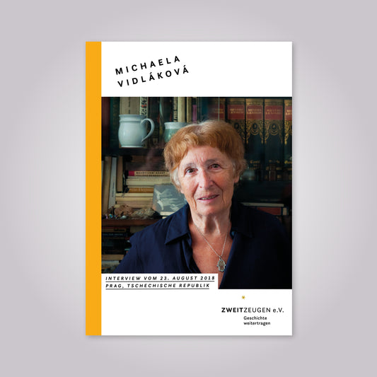 Magazin-Cover: Porträt einer alten Frau mit kurzen hellbraunen Haaren. Sie trägt eine Bluse und eine Kette.