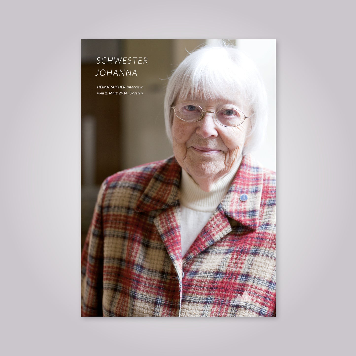 Magazin-Cover: alte Frau mit weißen Haaren und Brille trägt ein kariertes Jackett.
