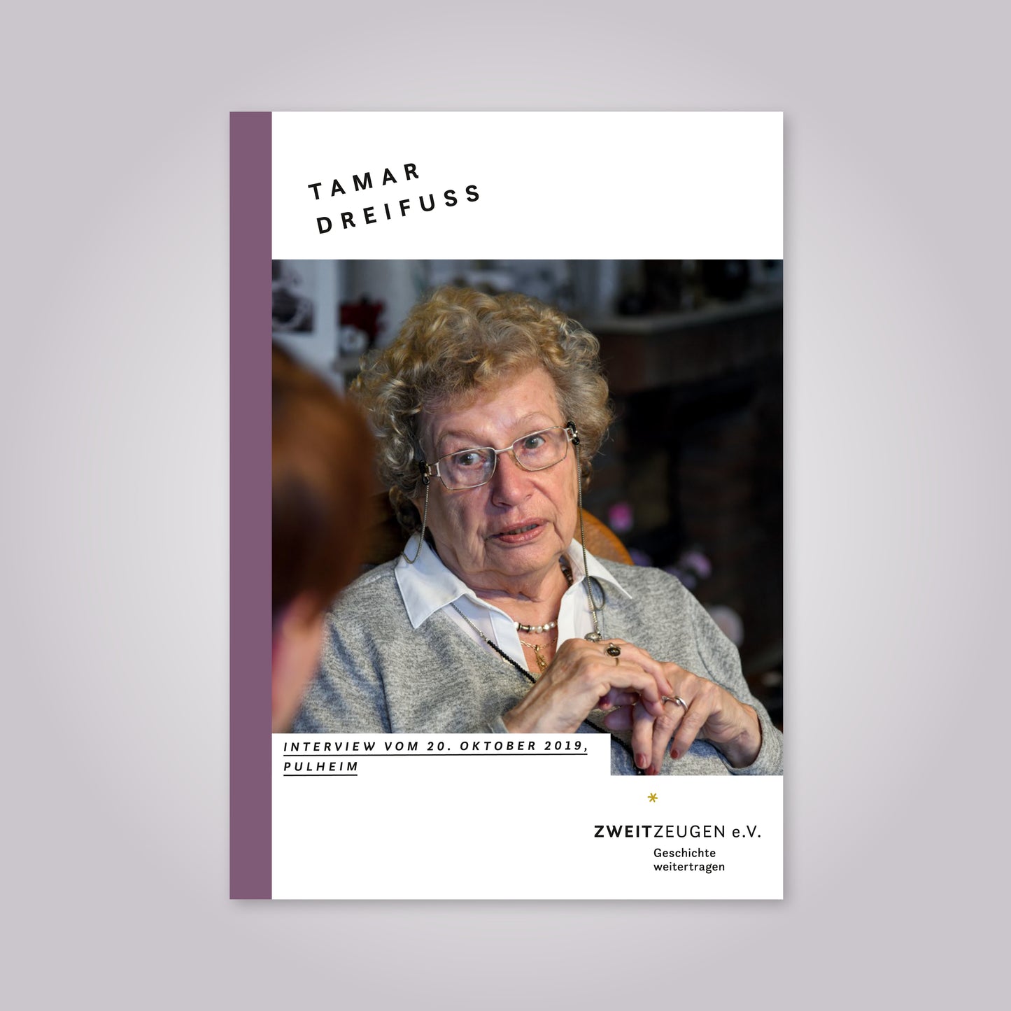 Magazin-Cover: alte Frau mit kurzen grau brauen Locken trägt einen grauen Pullover und eine Brille.