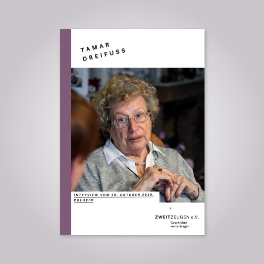 Magazin-Cover: alte Frau mit kurzen grau brauen Locken trägt einen grauen Pullover und eine Brille.